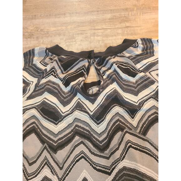 Cato small women's geometric blouse with keyhole button back - Picture 3 of 8